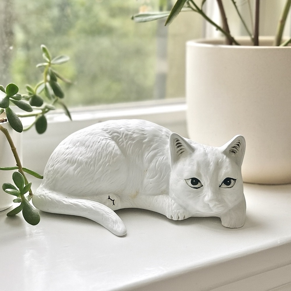 Vintage Bisque Porcelain White Cat Ledge Shelf Sitter Figurine Made In Taiwan - Picture 10 of 11